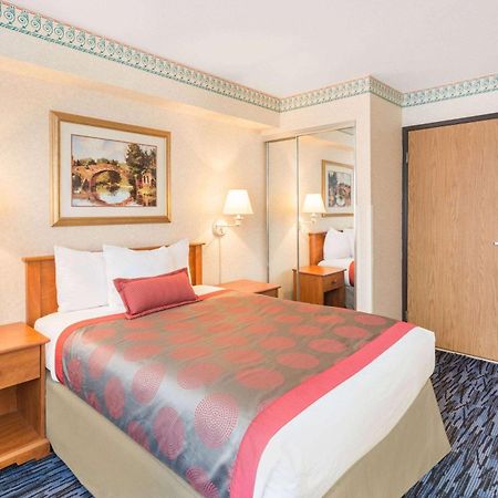 Ramada By Wyndham Kent Seattle Area Hotel Exterior photo