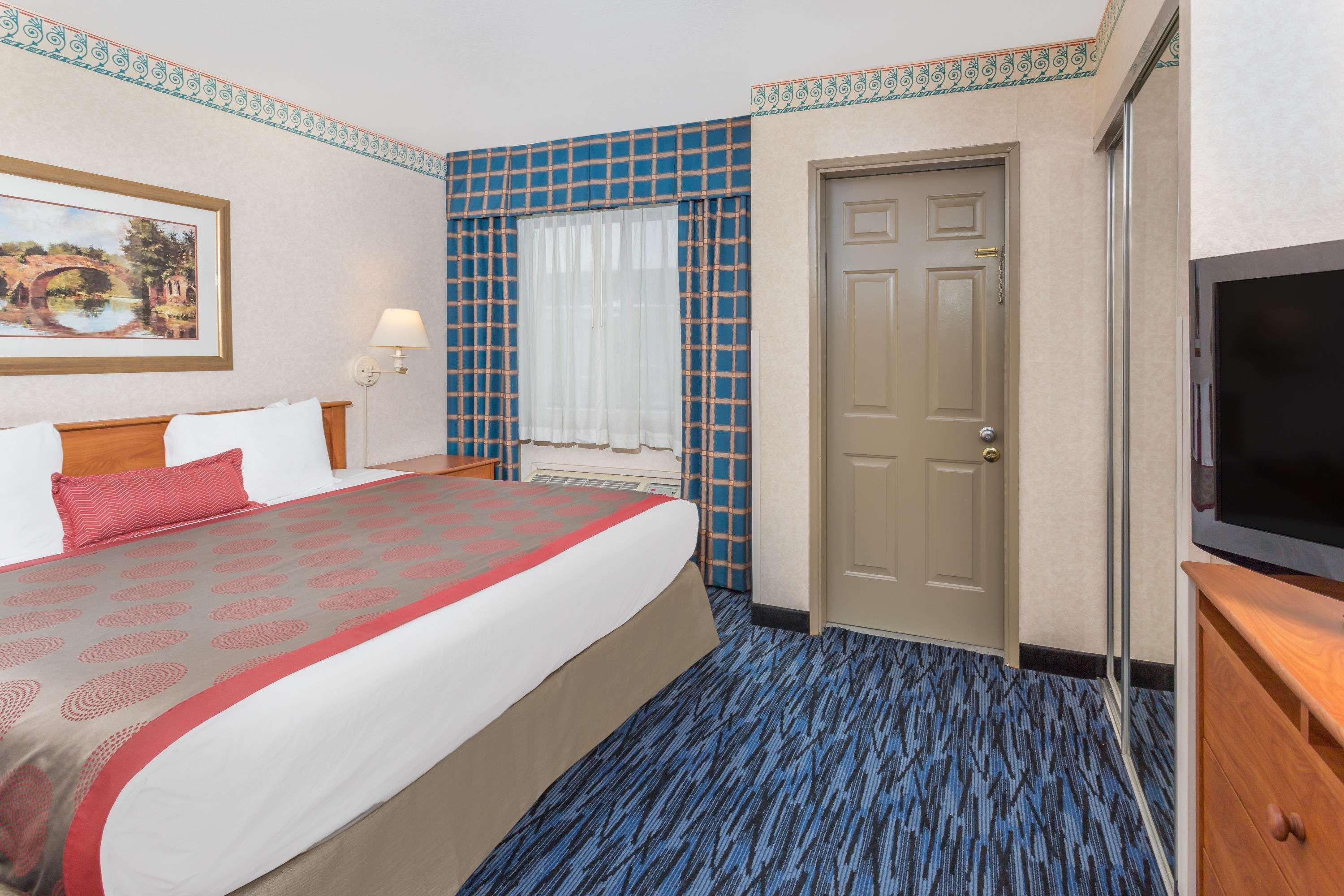 Ramada By Wyndham Kent Seattle Area Hotel Exterior photo