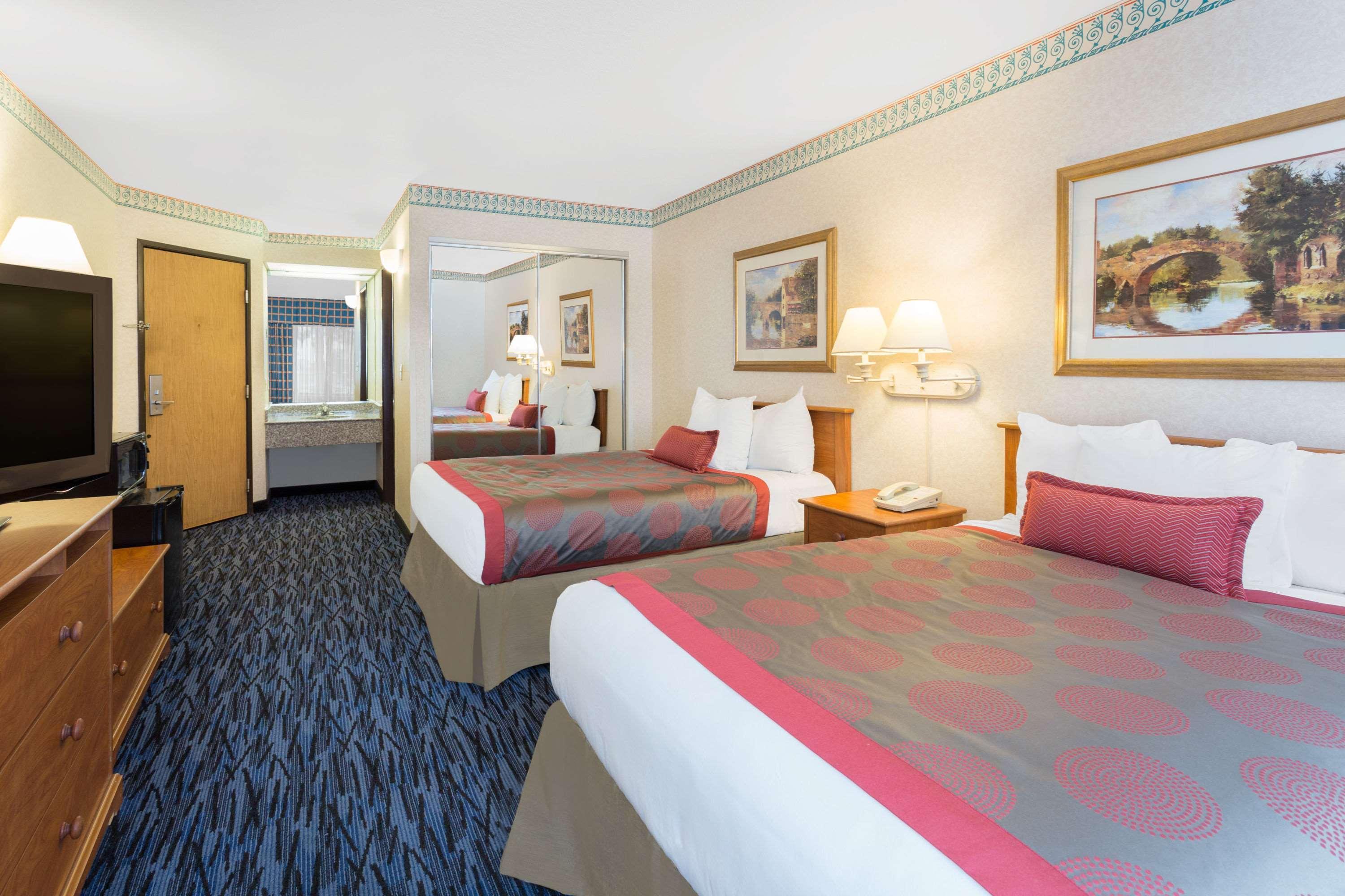 Ramada By Wyndham Kent Seattle Area Hotel Exterior photo