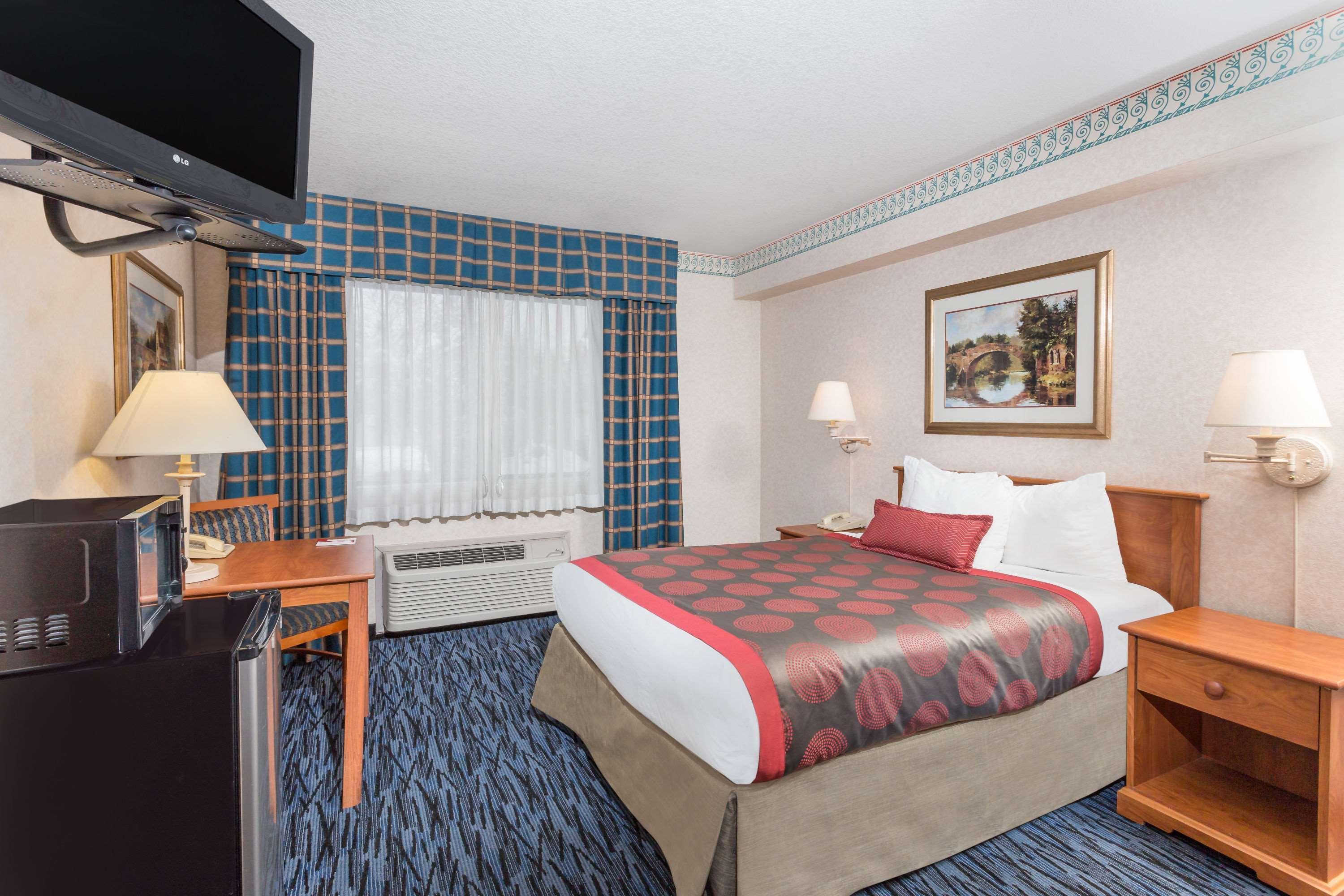 Ramada By Wyndham Kent Seattle Area Hotel Exterior photo