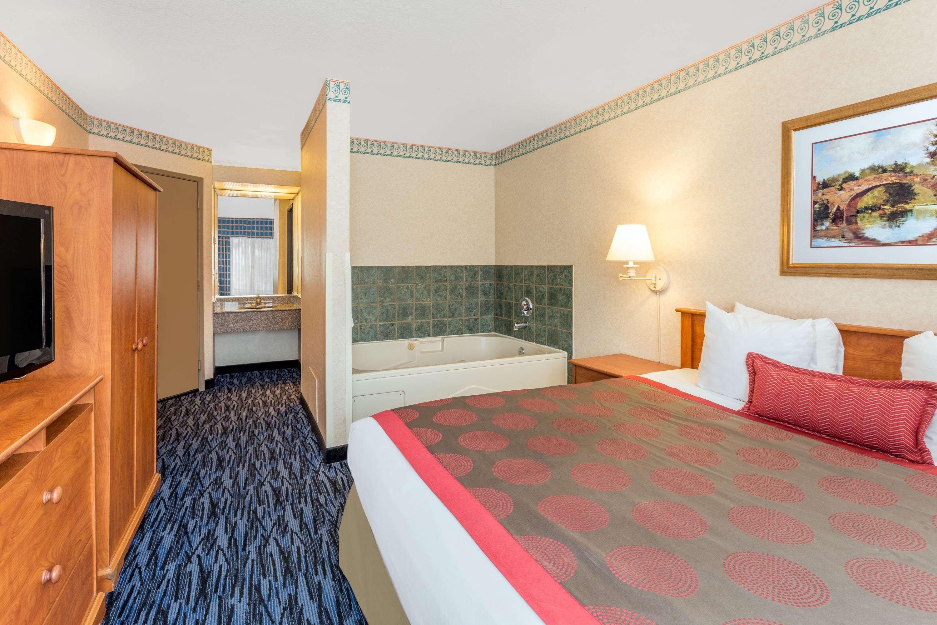 Ramada By Wyndham Kent Seattle Area Hotel Exterior photo