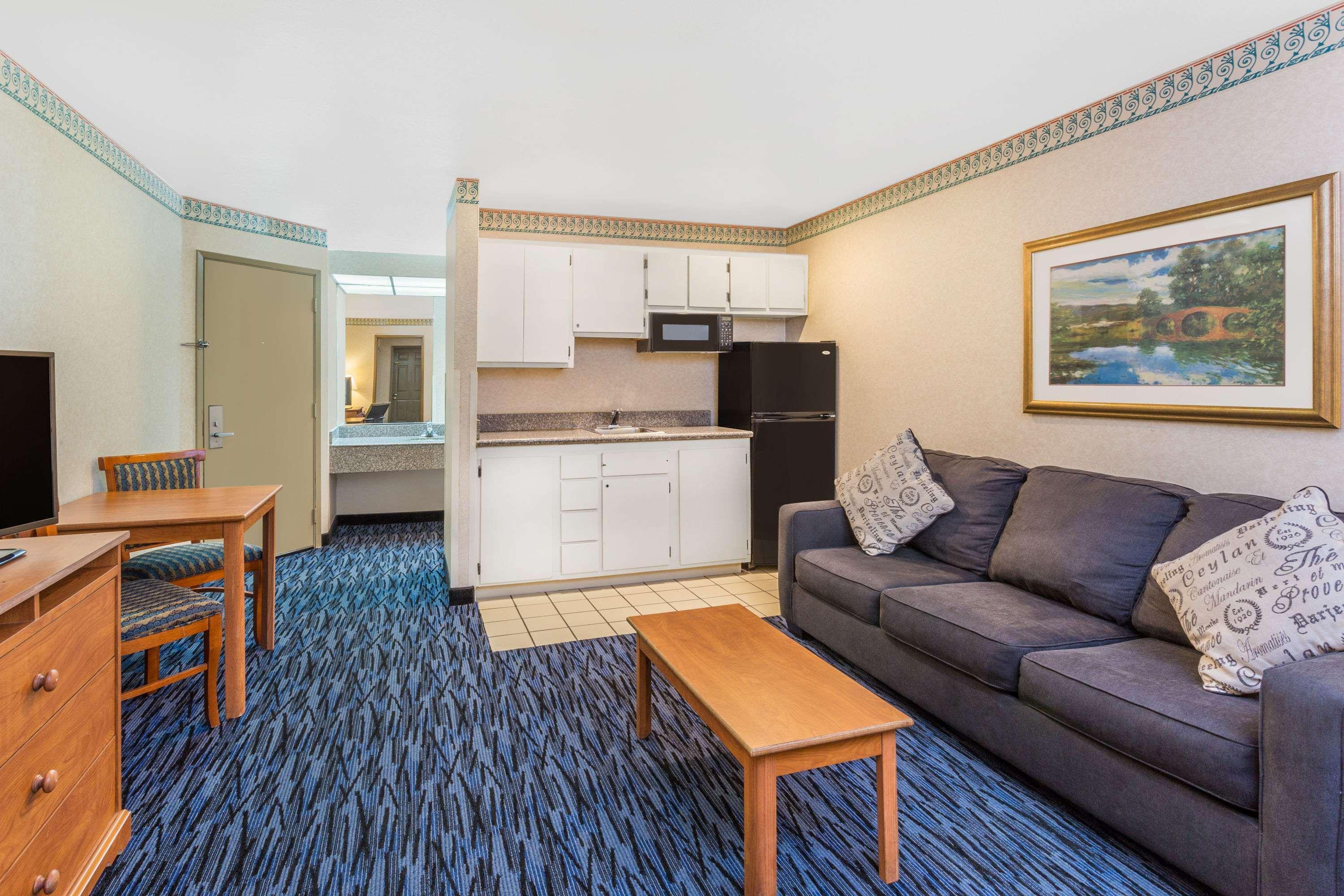 Ramada By Wyndham Kent Seattle Area Hotel Exterior photo
