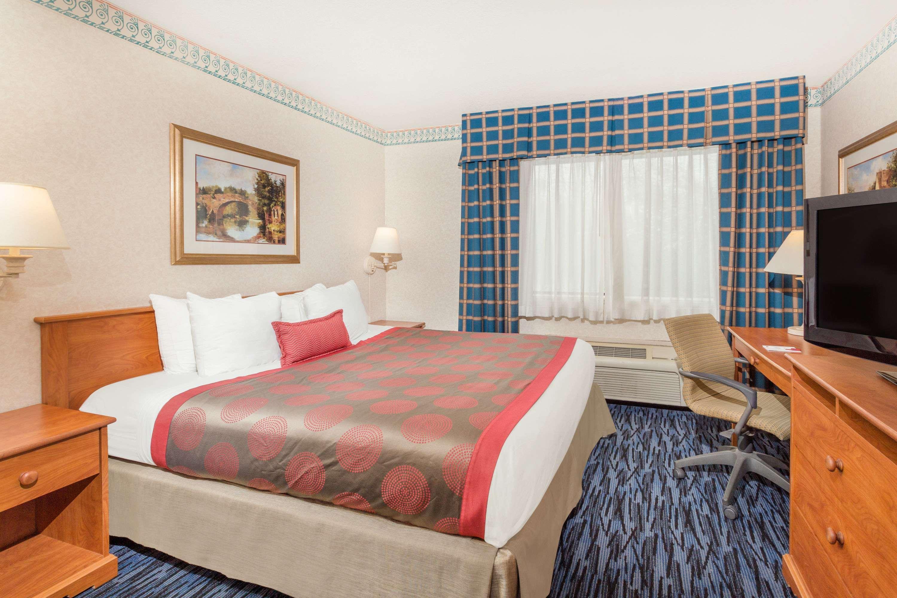 Ramada By Wyndham Kent Seattle Area Hotel Exterior photo