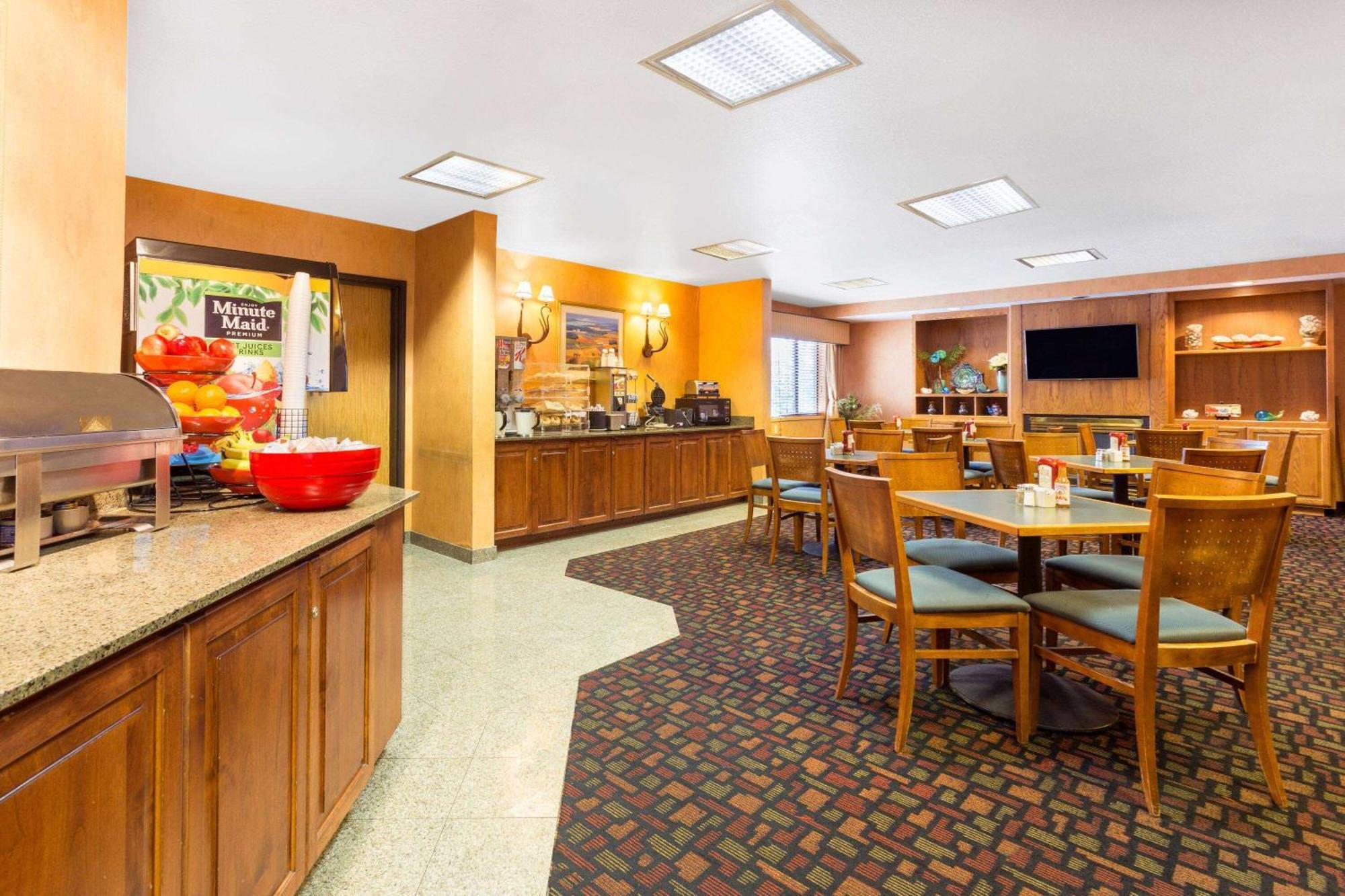 Ramada By Wyndham Kent Seattle Area Hotel Exterior photo