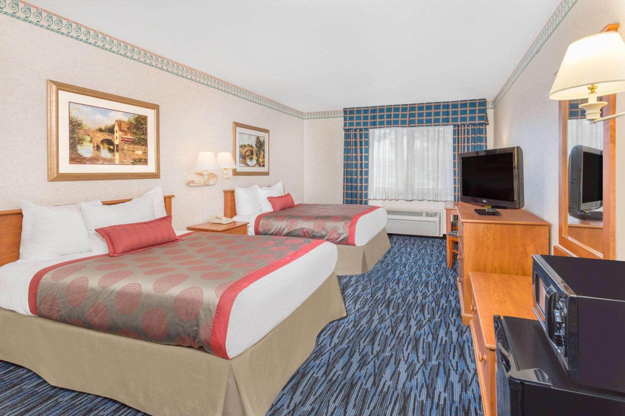 Ramada By Wyndham Kent Seattle Area Hotel Exterior photo