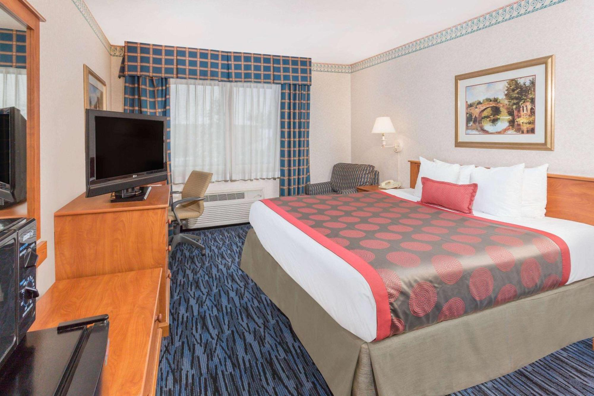 Ramada By Wyndham Kent Seattle Area Hotel Exterior photo