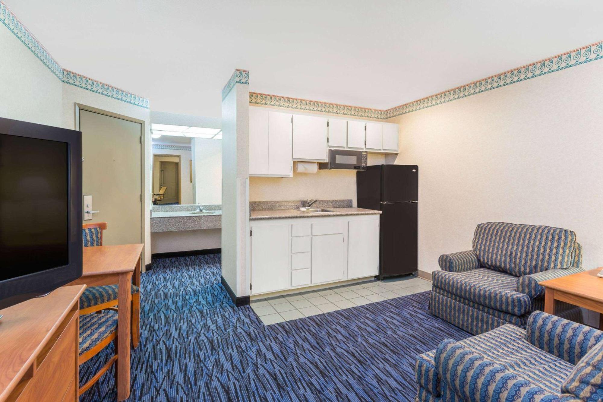 Ramada By Wyndham Kent Seattle Area Hotel Exterior photo