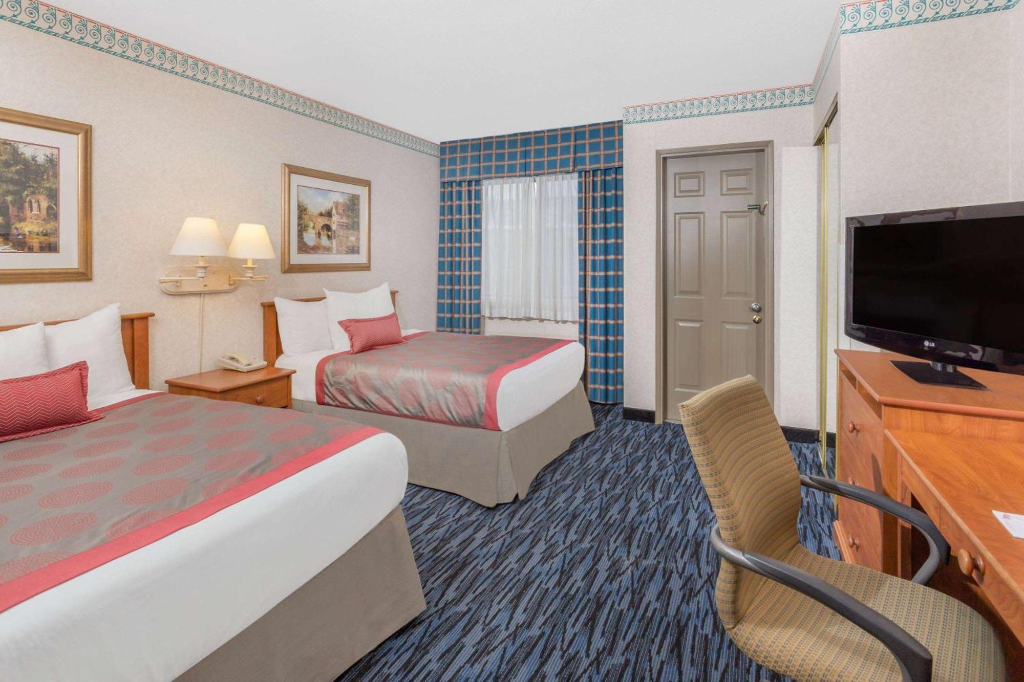 Ramada By Wyndham Kent Seattle Area Hotel Exterior photo
