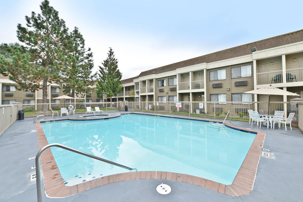 Ramada By Wyndham Kent Seattle Area Hotel Exterior photo