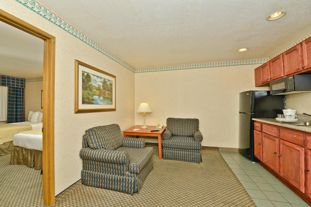 Ramada By Wyndham Kent Seattle Area Hotel Exterior photo